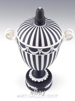 Wedgwood Jasperware Noir Basalt Blanc Moteur Tourné Poignees De Masque De Vasse Vase Urn