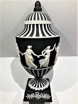 Wedgwood Jasperware Noir Heures De Danse / Moteur Vase Sur Colonne Tournant C. 1955