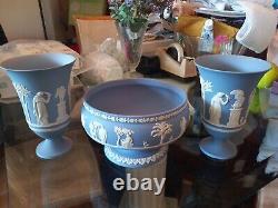 Wedgwood Jasperware Sacrifice Bowl Et Deux Vases Arcadian