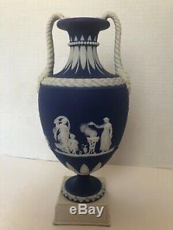 Wedgwood Jasperware Trophy Vase Vers 1820 Tres Rare Blanc Base Lion Dragon Perle