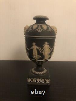 Wedgwood Jasperware Urn Vase 19ème Siècle