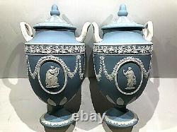 Wedgwood Jasperware Urne Bleue (paire) Urnes Datée 1931 Muses Éblouissantes 10 X 5