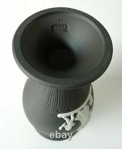 Wedgwood Jasperware Vase À Pied Noir Et Blanc