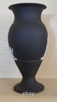 Wedgwood Jasperware Vase À Pied Noir Et Blanc