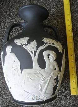 Wedgwood Jasperware Vase Antique Noir Late Pre 1839 10 1/2 High