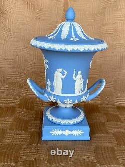 Wedgwood Jasperware Vase De Campana Bleu Clair Et Blanc Lidé / Urn Sur Plinthe