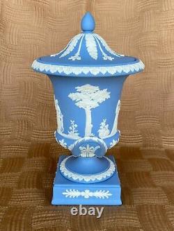 Wedgwood Jasperware Vase De Campana Bleu Clair Et Blanc Lidé / Urn Sur Plinthe