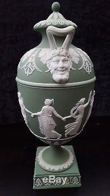 Wedgwood Jasperware Vert Antique Danse Heures Devils Heads Vase / Urne