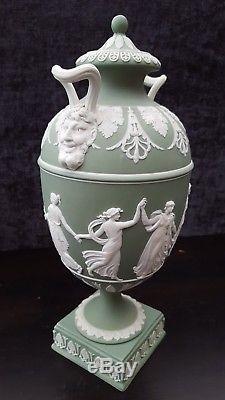 Wedgwood Jasperware Vert Antique Danse Heures Devils Heads Vase / Urne