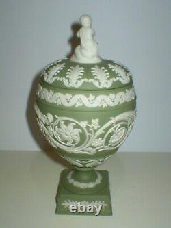 Wedgwood Jasperware Vert Sauge Arabesque Lidded Vase Urne Chérubin Fleuron Boxed