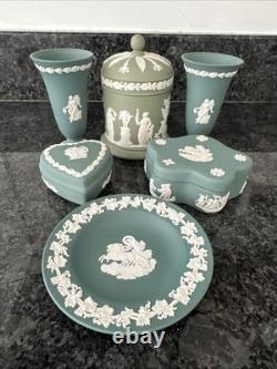 Wedgwood Jasperware bleu canard et vert sauge : vase, boîte à bijoux, assiette et pot avec couvercle, 6 pièces