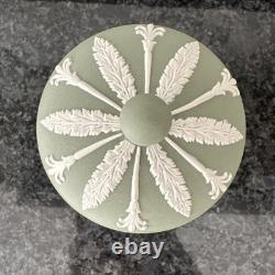 Wedgwood Jasperware bleu canard et vert sauge : vase, boîte à bijoux, assiette et pot avec couvercle, 6 pièces