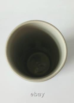 Wedgwood Jasperware bleu clair avec trempage blanc, vase cornet à feuilles d’acanthe et campanules Wedgwood Jasperware bleu clair avec trempage blanc, vase cornet à feuilles d’acanthe et campanules