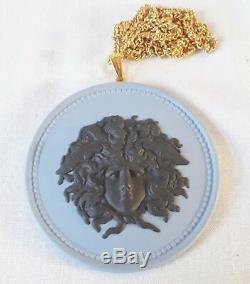 Wedgwood Noir Sur Bleu Méduse Jasperware Pendentif Chaîne De Couleur Or