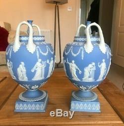 Wedgwood Paire De Vases Bleu Jasperware Et Couvertures, Circa 1900 Rare