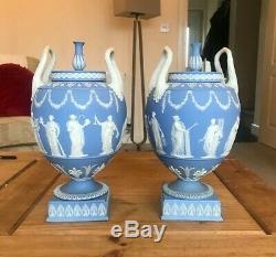 Wedgwood Paire De Vases Bleu Jasperware Et Couvertures, Circa 1900 Rare