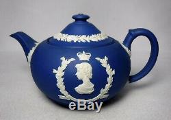 Wedgwood Porcelaine Royal Blue Jasperware Queen Elizabeth Coronation Teapot 3 Tasse
