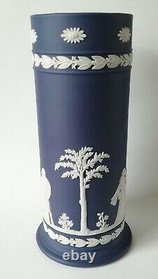 Wedgwood Portland Blue Jasperware Déversement Vase 8 1/4 Pouces