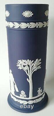 Wedgwood Portland Blue Jasperware Déversement Vase 8 1/4 Pouces