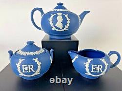 Wedgwood Queen Elizabeth II Royal Blue Jasperware Ensemble De Thé Commémoratif 1953