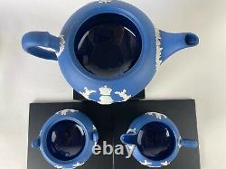 Wedgwood Queen Elizabeth II Royal Blue Jasperware Ensemble De Thé Commémoratif 1953