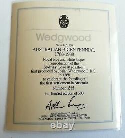 Wedgwood Royal Blue Jasperware Australien Bicentennial Sydney Cove Médaillon