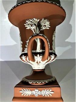 Wedgwood Terra Cotta Jasperware Piédestal Campana Urne Scarce C. 1957