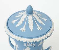 Wedgwood Vase Et Couvercle En Forme D'urne Campana En Jaspe Bleu Clair