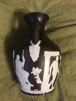 Wedgwood - Vase Portland En Jaspeware Noir Et Blanc Massif Avec Bonnet Phrygien