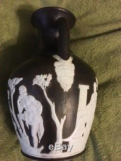 Wedgwood - Vase Portland En Jaspeware Noir Et Blanc Massif Avec Bonnet Phrygien