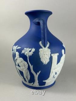 Wedgwood jasperware du XIXe siècle, vase Portland de 25 cm, bonnet phrygien classique