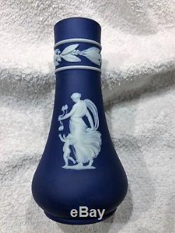 (vers 1910) Wedgwood Cobalt Blue Vase Jasperware Bud Vase Venus & Cupid Mint