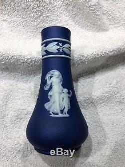 (vers 1910) Wedgwood Cobalt Blue Vase Jasperware Bud Vase Venus & Cupid Mint